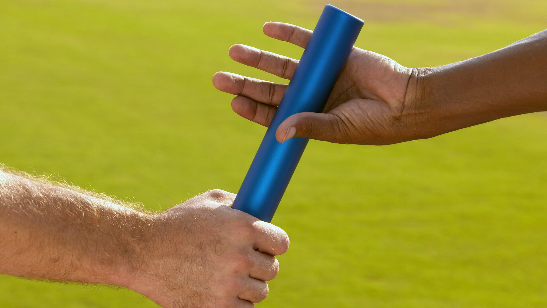 德甲战术多样，精彩瞬间频出，现场氛围热烈，德甲打法